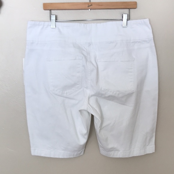 NEW Gloria Vanderbilt Pull On Bermuda Short. 16P - Picture 3 of 5
